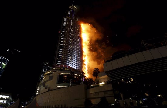 Foto: Un espectacular incendio consume un rascacielos en Dubái (AHMED JADALLAH / REUTERS)