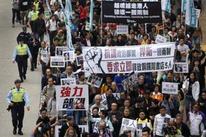 Foto: Manifestación en Hong Kong por desaparición de personas relacionadas con un libro polémico (TYRONE SIU / REUTERS)