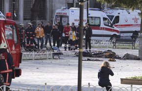 Foto: Un terrorista suicida causa 10  muertos y 15 heridos en Estambul (KEMAL ASLAN / REUTERS)