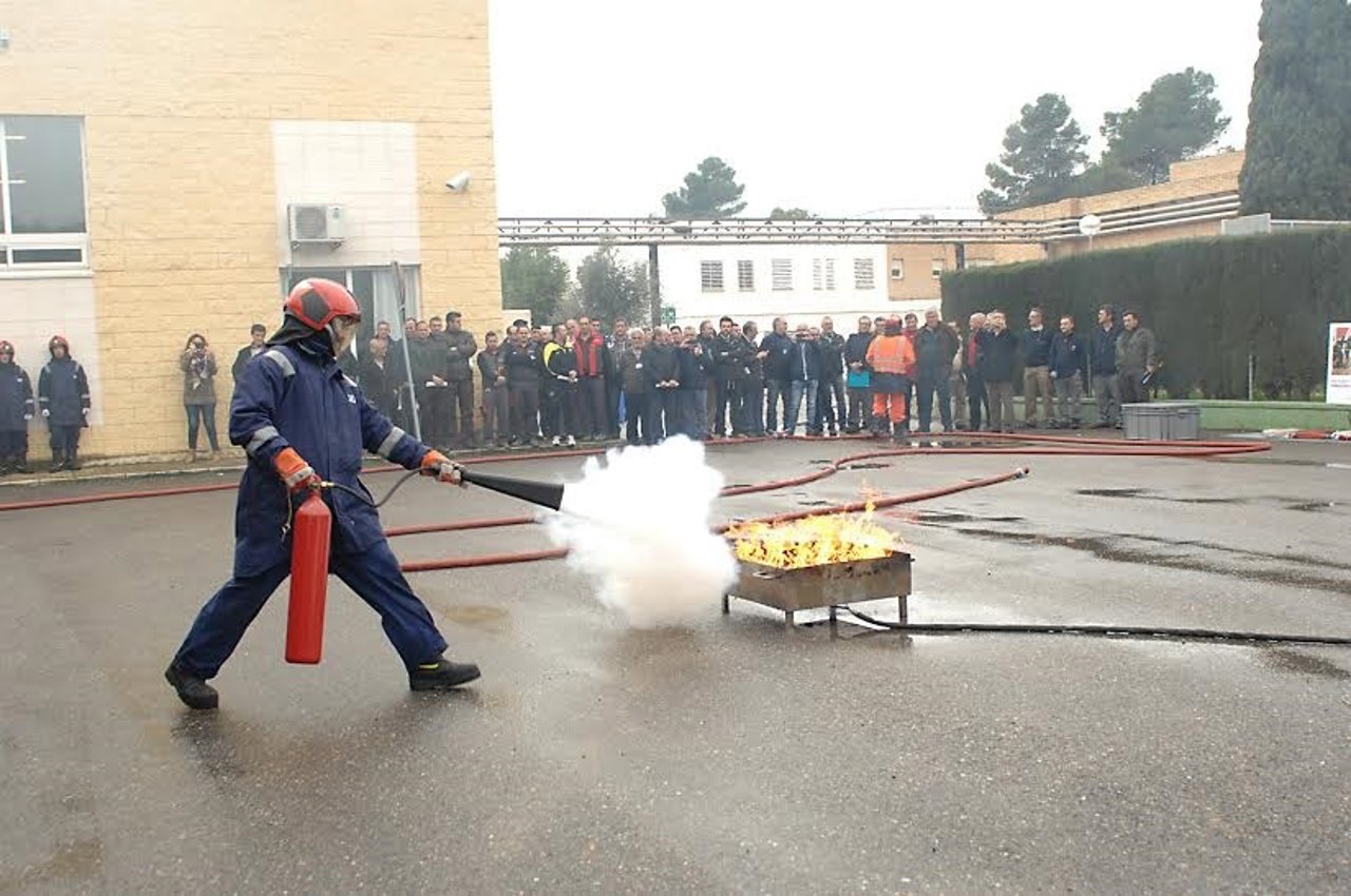 Los participantes asisten a una demostraci�n ante fuego real
