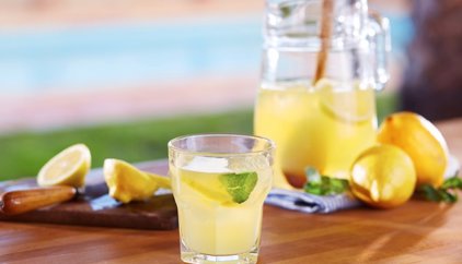 7 beneficios de beber agua con limón