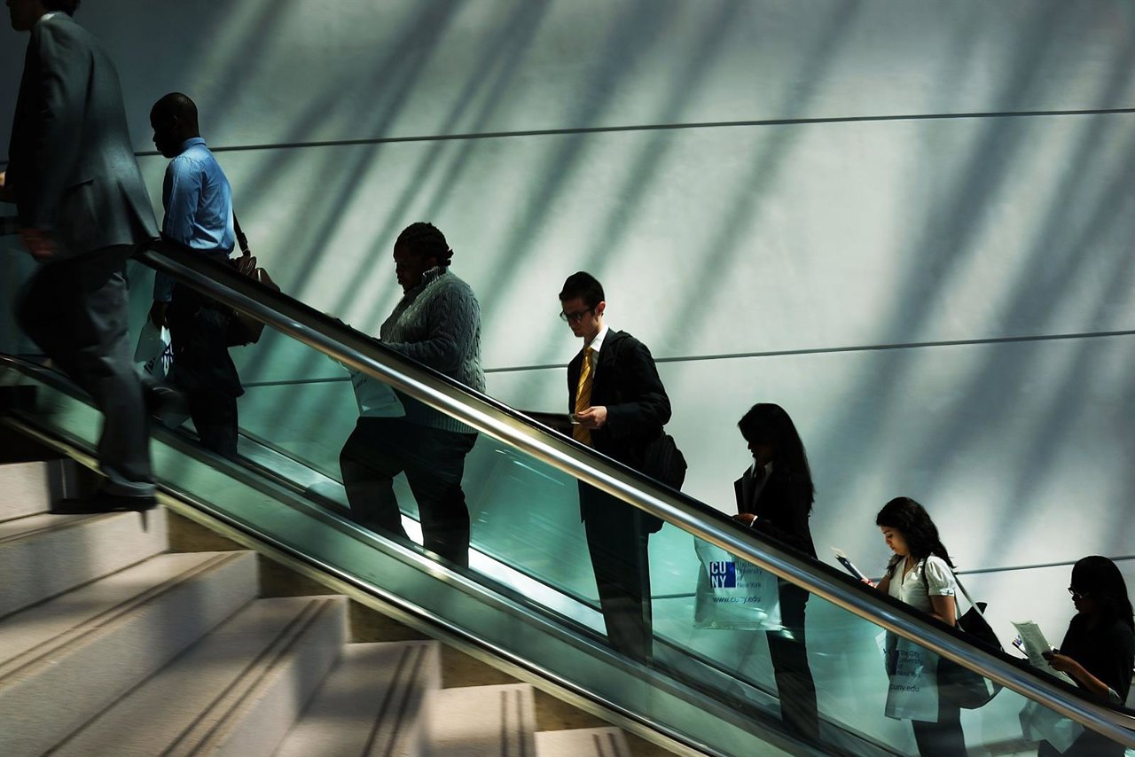 Empleo, trabajo, trabajadores, oficina, escaleras mecánicas