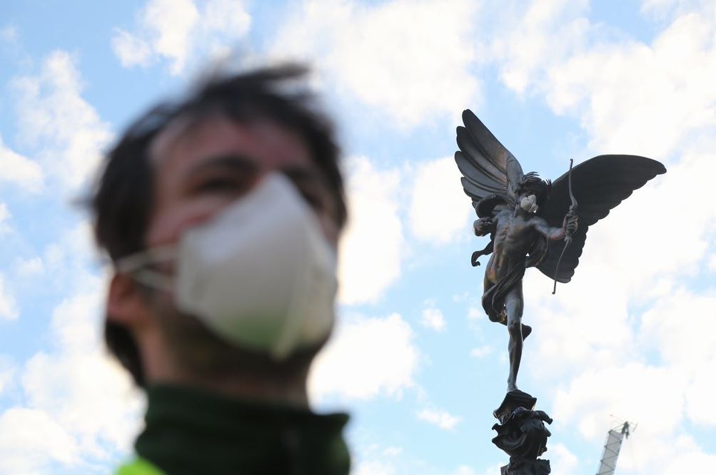 Mascarillas en estatuas de Londres