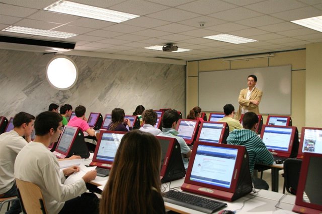 Aula De La Escuela De Inform�tica De La US, Alumnos, Ordenadores, Aula, Clase
