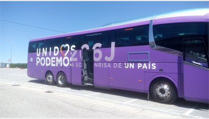 La Guardia Civil 'sube' al autobús de Podemos en un control de tráfico para revisar cinturones