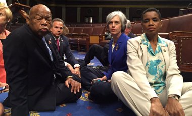 Foto: Sentada de los congresistas demócratas para defender los controles sobre armas (HANDOUT ./REUTERS) 