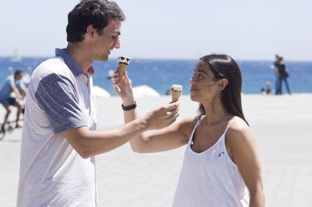 Una pareja comiéndose un helado