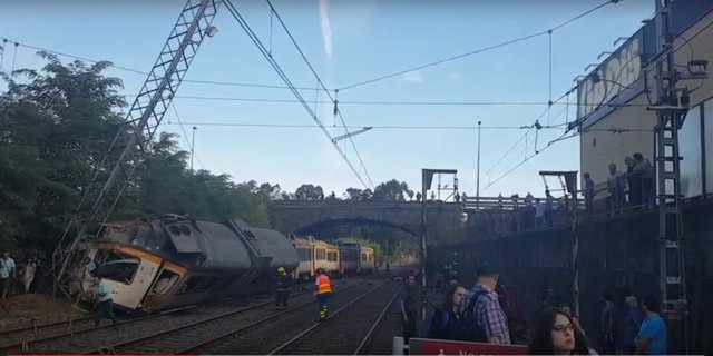 Dos muertos al descarrilar un tren en O Porriño (Pontevedra) Dos muertos al descarrilar un tren en O Porriño (Pontevedra)