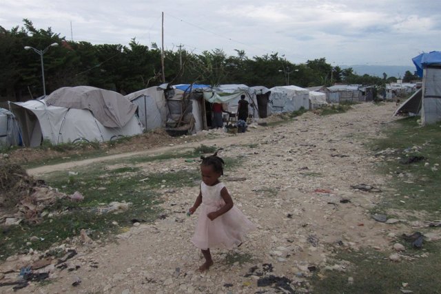 Niña Corriendo En Un Campo De Desplazados De Haití
