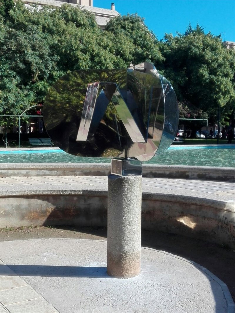 El Ayuntamiento de Palma restaura la escultura municipal 'Banda de una cara en el tríede' de Enrique Salamanca