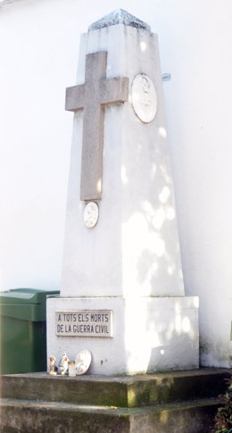 El monolito que el Ayuntamiento de Ripollet retirará del cementerio municipal