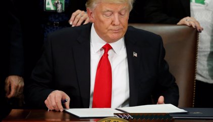 Trump firma una orden ejecutiva con "medidas de veto" para impedir la entrada de yihadistas a EEUU