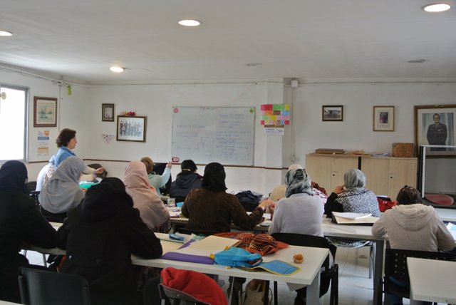 Lola en su clase de costura
