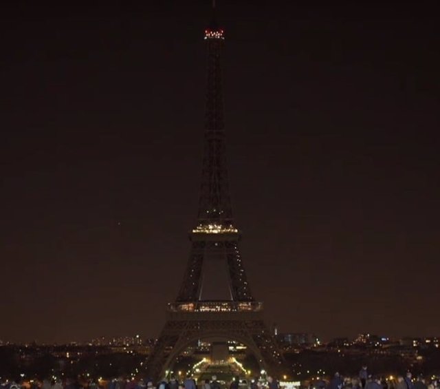 La Torre Eiffel con las luces apagadas por la Hora del Planeta