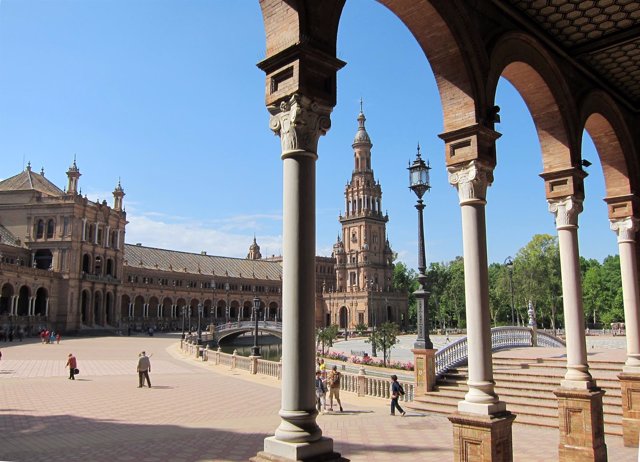 Amazon instala en Sevilla su biblioteca gigante por el Día Mundial del Libro Turistas en la Plaza de España de Sevilla