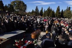 El entierro de Almunena Grandes en Madrid reúne a políticos, familiares y lectores con libros, carteles y flores