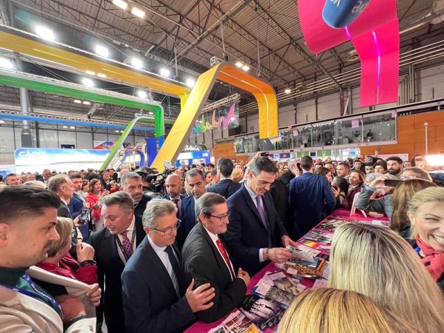 Fitur Cierra Sus Puertas Con M S De Asistentes Casi El