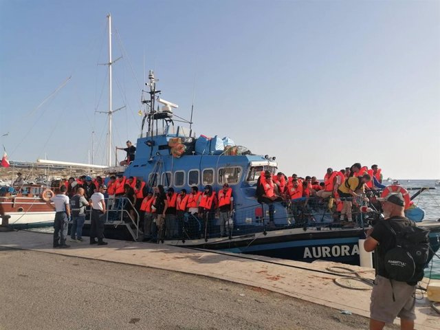 L’Italia blocca la nave di soccorso della Ong Sea-Watch dopo che non è riuscita a raggiungere il porto designato