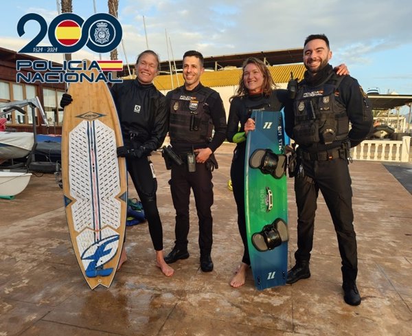 Agentes De La Polic A Nacional Salvan La Vida A Dos Kitesurfistas En