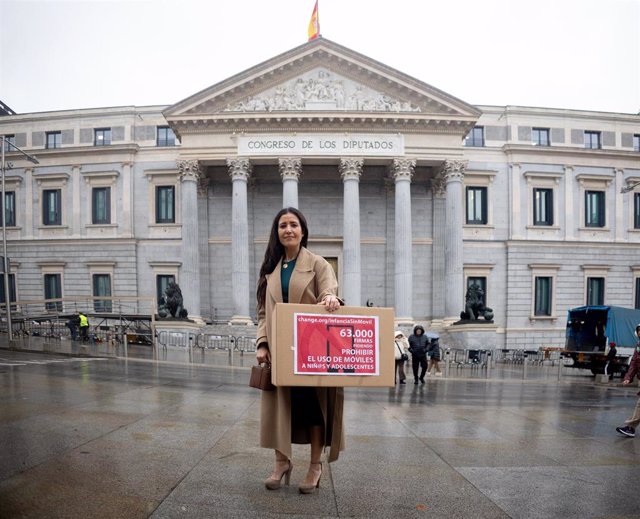 La profesora que reunió 70 000 firmas para prohibir móviles en menores