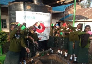 Stage Entertainment España supera el reto de vender 150.000 botellas de AUARA para instalar un tanque de agua en Kenia