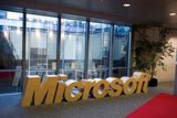 Competencia del Reino Unido abre consultas sobre las alianzas de Microsoft y Amazon con firmas de IA