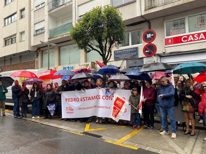 Militantes y simpatizantes del PSOE se concentran en Santiago en apoyo a Pedro Sánchez: 