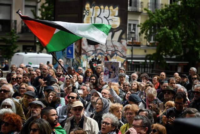 Cientos de personas se concentran en Madrid para pedir un alto al fuego ...