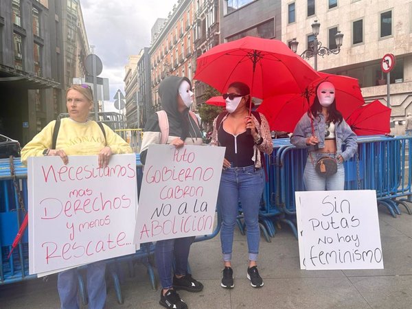 Una Veintena De Prostitutas Rechazan Frente Al Congreso La Ley Contra