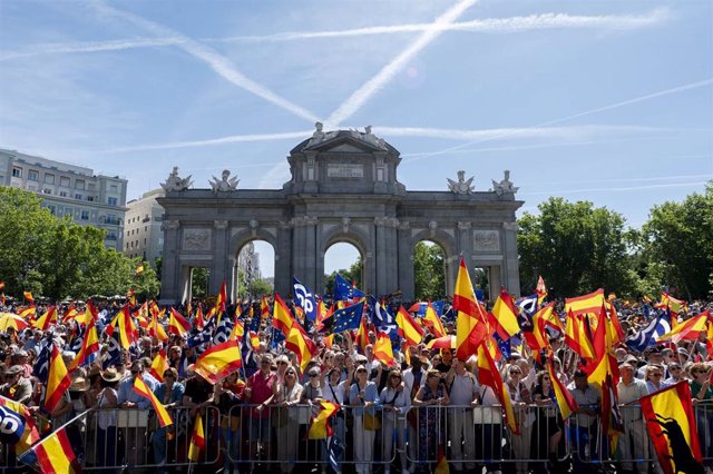 Miles de personas con banderas de España y de la UE secundan la quinta