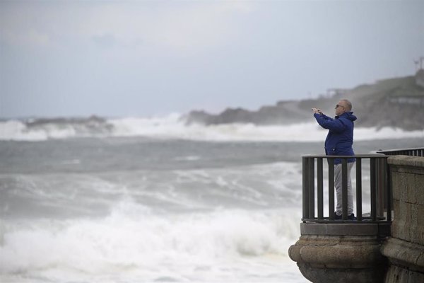 Casi toda la Península y Baleares están hoy en aviso por lluvia viento