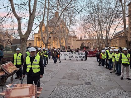 Una manifestación en Pamplona rechaza la resignificación del Monumento a los Caídos y reclama su derribo