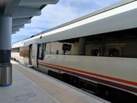 Fallece una persona tras ser arrollada por un tren al cruzar un paso no autorizado en Villena (Alicante)