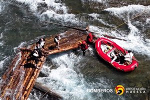 Bomberos rescatan a seis nabateros tras encallar su embarcación en unas rocas del Cinca en Aínsa (Huesca)