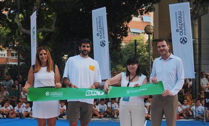 La Fundación Ricky Rubio y Euroleague One Team remodelan la cancha de La Gàbia de Badalona