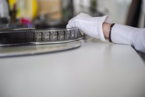 Academia de Cine restaurará Con la vida hicieron fuego y Un hombre llamado flor de otoño, de Ana Mariscal y Pedro Olea