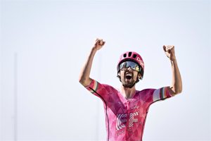 Ben Healy culmina una gran fuga que permite a Van der Poel recuperar el liderato por 1 segundo