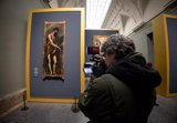 Museos españoles absuelven los 'selfies': 