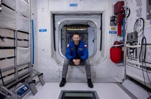 El astronauta polaco de la ESA Slawosz Uznanski-Wisniewski ameriza con éxito tras su viaje al espacio