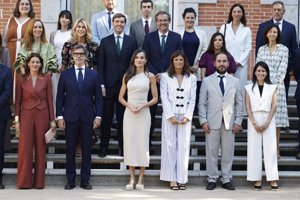 La reina Letizia recibe en audiencia en el Palacio de la Zarzuela a una representación de 'Artículo 14'