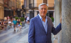 Alejandro G. Roemmers firma 'El misterio del último Stradivarius', el último libro que leyó y prologó Mario Vargas Llosa