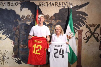 La alcaldesa de Marbella recibe a Dean Huijsen, jugador del Real Madrid y de la selección española