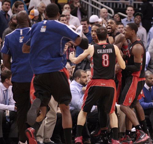 José Manuel Calderón celebra la victoria de los Raptors