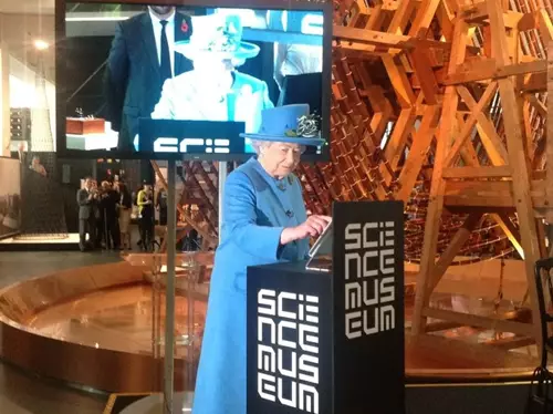 Isabel II usa un iPad para enviar su primer tuit
