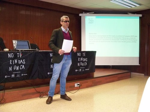 El atleta Alberto Suárez imparte una charla en la Universidad de León