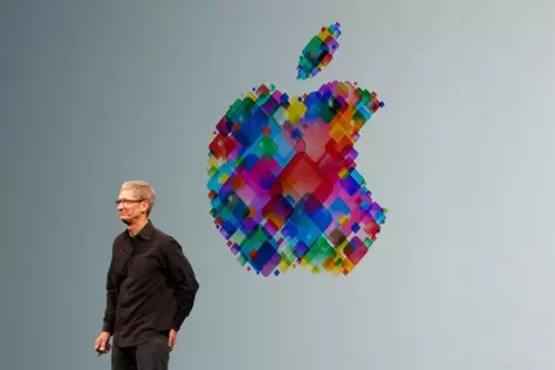 Tim Cook con logo de Apple