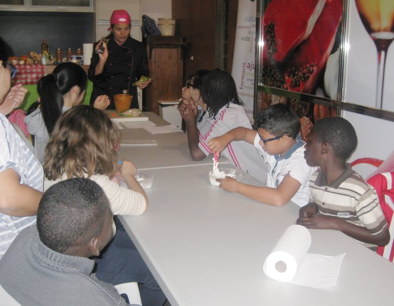 El mercado de Santa Catalina acoge un taller de cocina saludable dirigida a jóvenes estudiantes