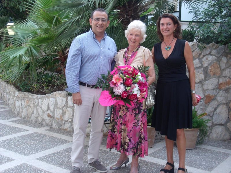 Calvià homenajea a una turista que veranea desde hace 50 años en el mismo hotel