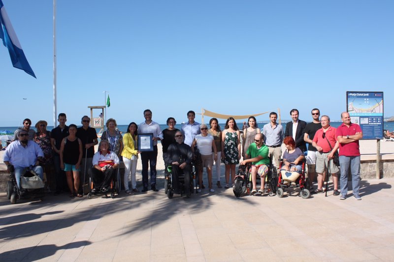 Aenor entrega las banderas que certifican la accesibilidad de las playas de Ciudad Jardín y Playa de Palma