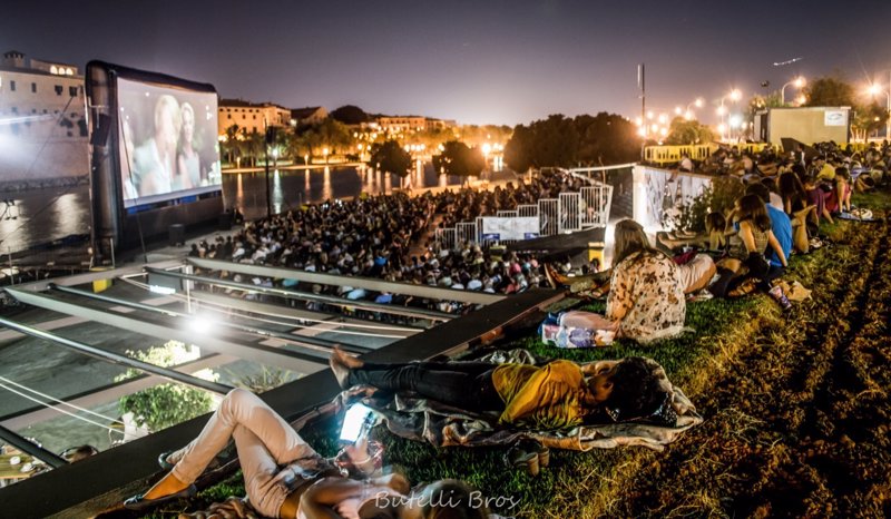 Más de 1.500 personas de media en cada una de las proyecciones de 'Cinema a la Fresca' en el Parc de la Mar